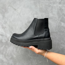 Cargar imagen en el visor de la galería, Botines Roberta en color negro