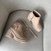 Cargar imagen en el visor de la galería, Botines Victoria color beige