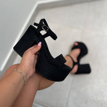 Cargar imagen en el visor de la galería, Sandalias Valentina suede color negro