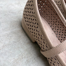 Cargar imagen en el visor de la galería, Balerinas Mara beige suede