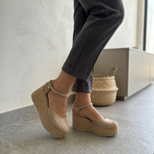 Cargar imagen en el visor de la galería, Alpargatas Lia total beige