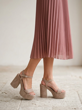 Cargar imagen en el visor de la galería, Sandalias Valentina suede beige
