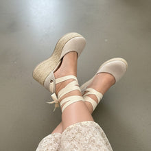 Cargar imagen en el visor de la galería, Alpargatas Lia hueso