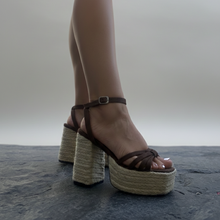 Cargar imagen en el visor de la galería, Sandalias Irina en soguilla chocolate