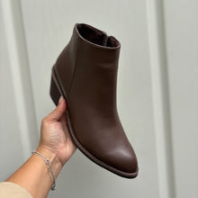 Cargar imagen en el visor de la galería, Botines Ambar - marrón