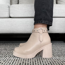 Cargar imagen en el visor de la galería, Botines Victoria color beige