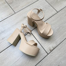 Cargar imagen en el visor de la galería, Sandalias Valentina renovadas color beige - eco cuero