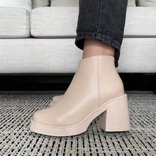Cargar imagen en el visor de la galería, Botines Victoria color beige