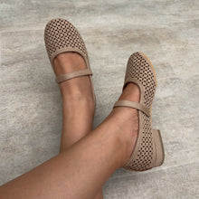 Cargar imagen en el visor de la galería, Balerinas Mara beige suede