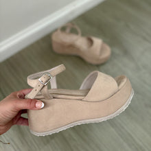 Cargar imagen en el visor de la galería, Plataformas Mila suede beige