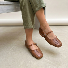 Cargar imagen en el visor de la galería, Balerinas Lucía camel eco cuero
