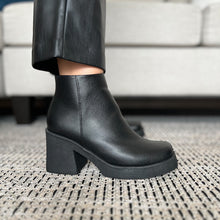 Cargar imagen en el visor de la galería, Botines Victoria en negro