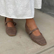 Cargar imagen en el visor de la galería, Balerinas Lucía taupe suede