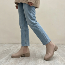 Cargar imagen en el visor de la galería, Botines Chelsea Roberta - beige