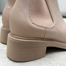 Cargar imagen en el visor de la galería, Botines Chelsea Roberta - beige