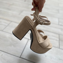 Cargar imagen en el visor de la galería, Sandalias Valentina suede color beige