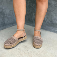 Cargar imagen en el visor de la galería, Alpargatas Clara flat arena