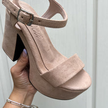 Cargar imagen en el visor de la galería, Sandalias Valentina suede color beige