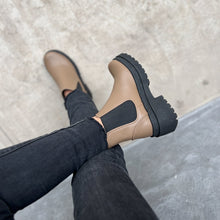 Cargar imagen en el visor de la galería, Botines Roberta en color taupe