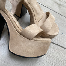 Cargar imagen en el visor de la galería, Sandalias Valentina suede color beige