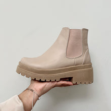 Cargar imagen en el visor de la galería, Botines Roberta en color beige