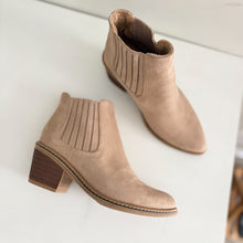 Cargar imagen en el visor de la galería, Botines Romina - beige