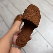 Cargar imagen en el visor de la galería, Flats Claudia Camel