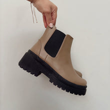 Cargar imagen en el visor de la galería, Botines Roberta en color taupe