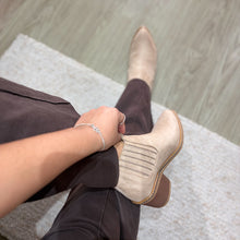 Cargar imagen en el visor de la galería, Botines Romina - beige
