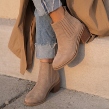 Cargar imagen en el visor de la galería, Botines Romina - beige