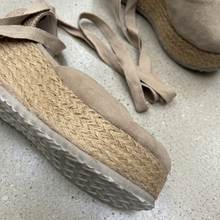Cargar imagen en el visor de la galería, Alpargatas Lia total beige
