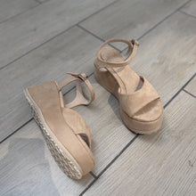 Cargar imagen en el visor de la galería, Plataformas Mila suede beige