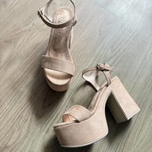 Cargar imagen en el visor de la galería, Sandalias Valentina renovadas color beige - Suede