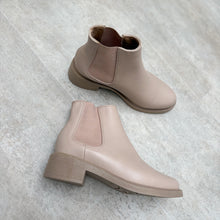 Cargar imagen en el visor de la galería, Botines Chelsea Roberta - beige
