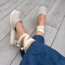 Cargar imagen en el visor de la galería, Alpargatas Lia flat hueso