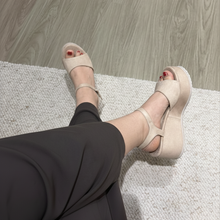 Cargar imagen en el visor de la galería, Plataformas Mila suede beige