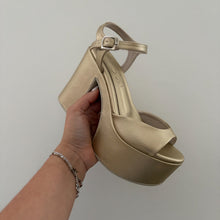 Cargar imagen en el visor de la galería, Sandalias Luana en color dorado