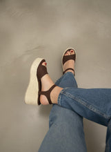 Cargar imagen en el visor de la galería, Plataformas Mila chocolate