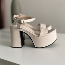 Cargar imagen en el visor de la galería, SANDALIAS VALENTINA HUESO