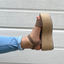 Cargar imagen en el visor de la galería, Sandalias Canela color arena