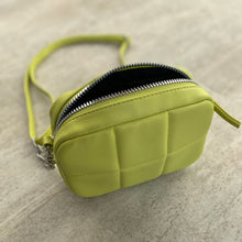 Cargar imagen en el visor de la galería, Cartera Arantxa verde limón