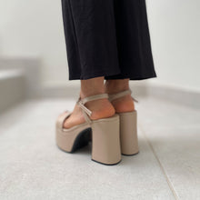Cargar imagen en el visor de la galería, Sandalias Valentina color beige