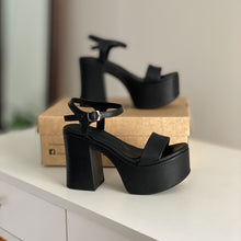 Cargar imagen en el visor de la galería, Sandalias Valentina color negro